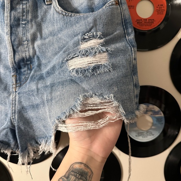 Distressed shorts - Picture 2 of 5